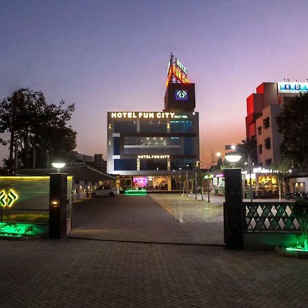โรงแรมฟัน ซิตี้  Navsari ภายนอก รูปภาพ