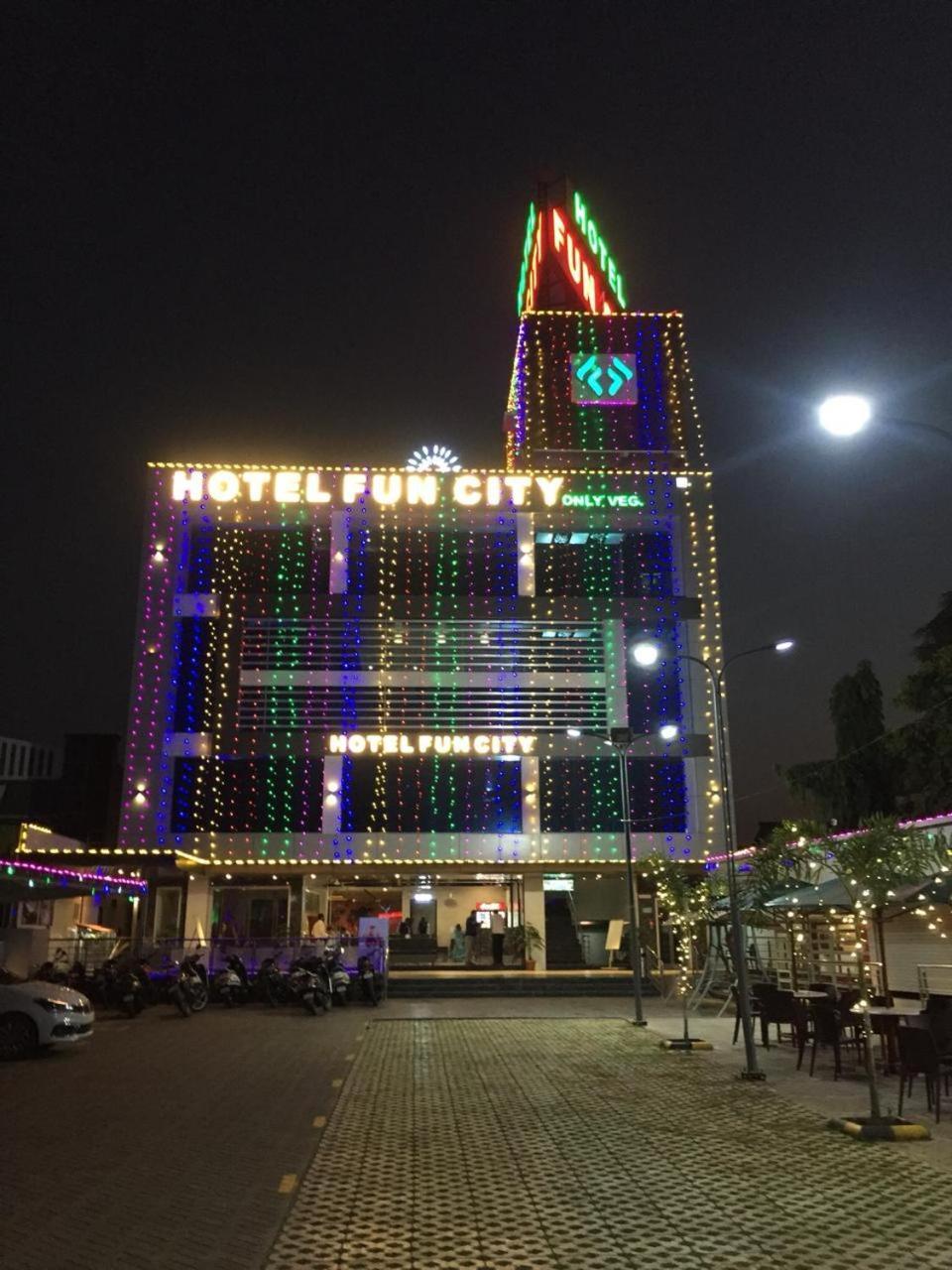 โรงแรมฟัน ซิตี้  Navsari ภายนอก รูปภาพ