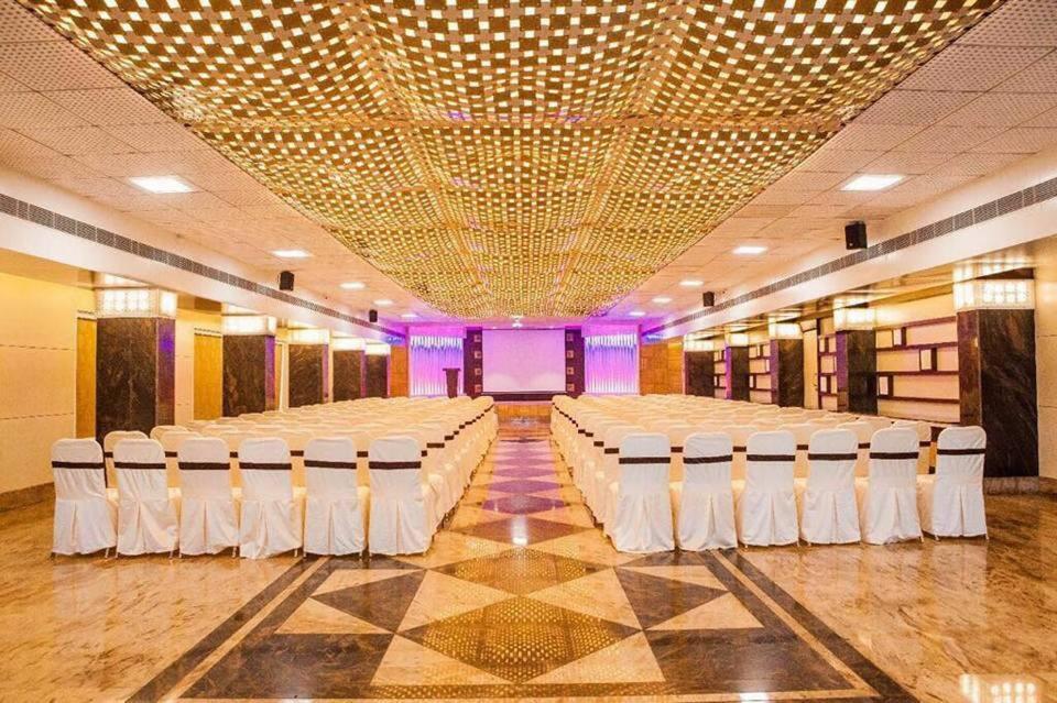 โรงแรมฟัน ซิตี้  Navsari ภายนอก รูปภาพ