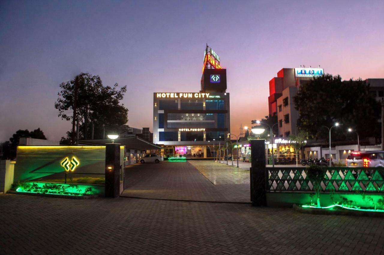 โรงแรมฟัน ซิตี้  Navsari ภายนอก รูปภาพ