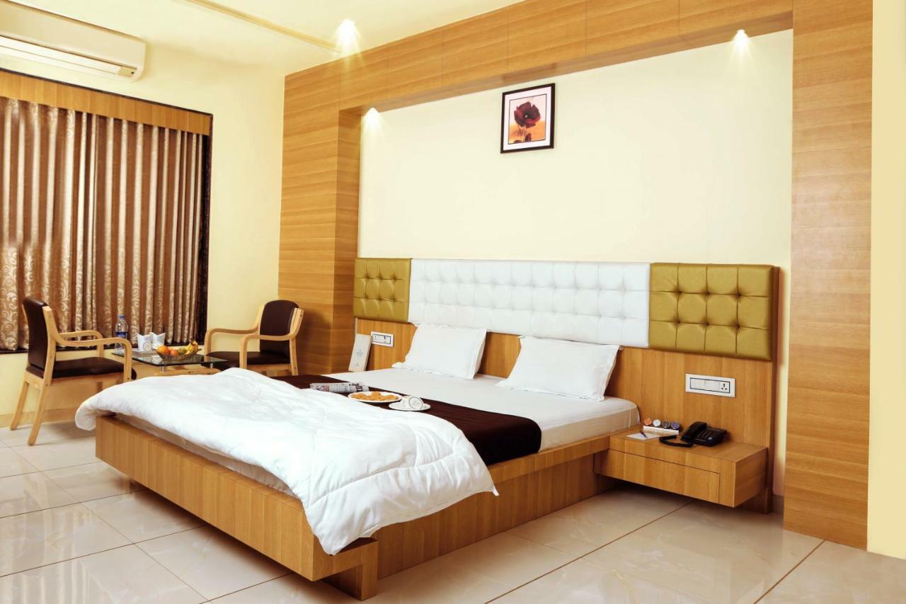 โรงแรมฟัน ซิตี้  Navsari ภายนอก รูปภาพ