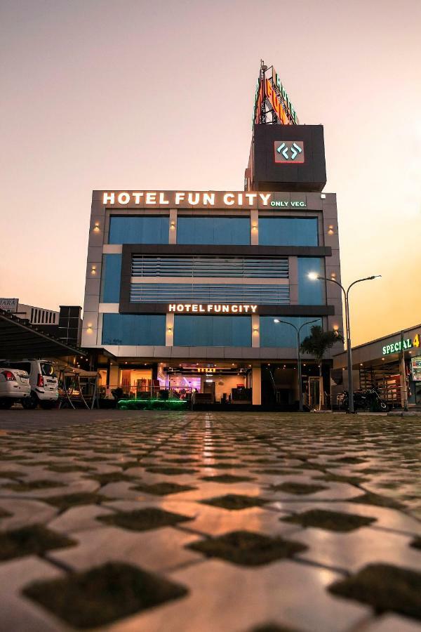 โรงแรมฟัน ซิตี้  Navsari ภายนอก รูปภาพ