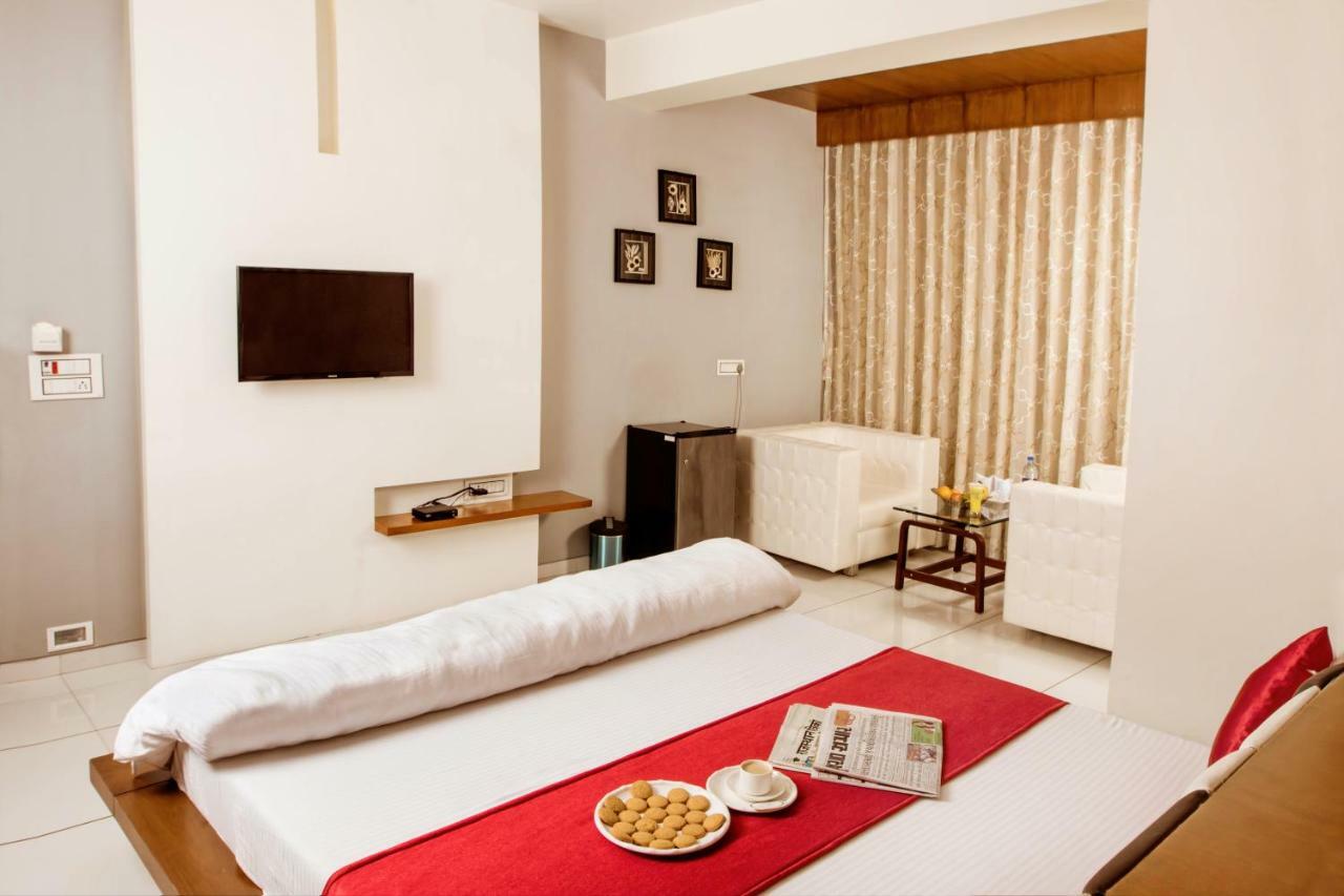 โรงแรมฟัน ซิตี้  Navsari ภายนอก รูปภาพ