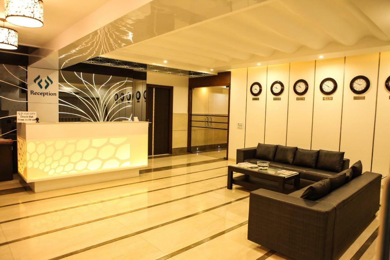โรงแรมฟัน ซิตี้  Navsari ภายนอก รูปภาพ