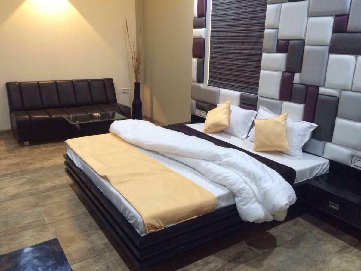 โรงแรมฟัน ซิตี้  Navsari ภายนอก รูปภาพ