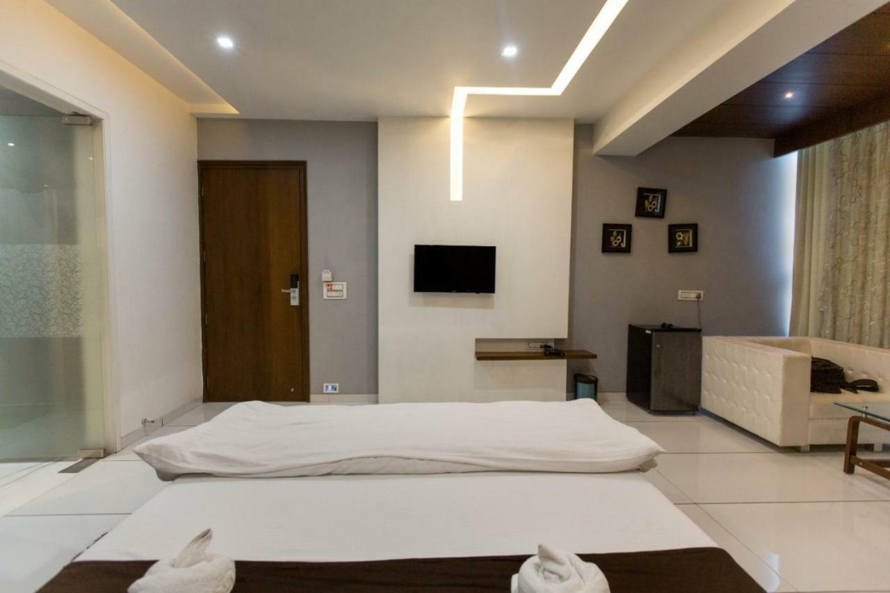โรงแรมฟัน ซิตี้  Navsari ภายนอก รูปภาพ